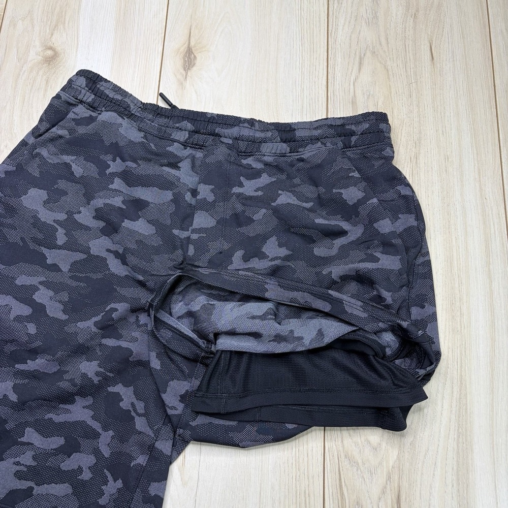 lululemon athletica Men's Black Gray Camo Athletic Shorts size large - Picture 3 of 12